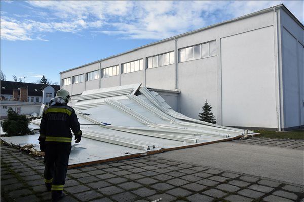 Tizenkét megyében volt áramszünet a viharos szél miatt