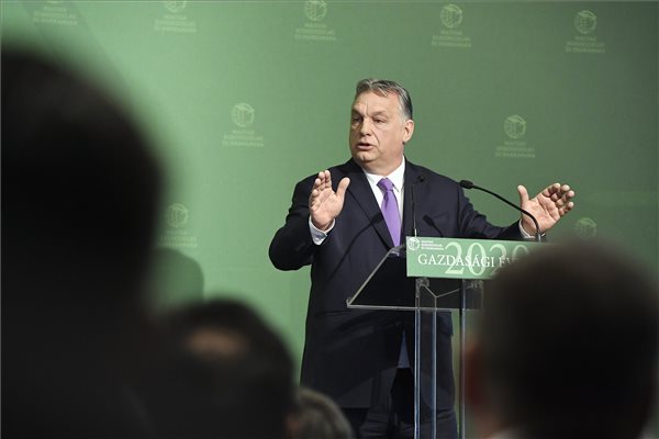 Orbán Viktor: Nem érdemes abban reménykednünk, hogy egy-két hét alatt túljutunk ezen