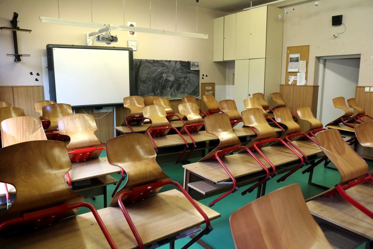 Bejelentették a kormányinfón: 18 fok lehet a gimnáziumokban, 20 fok az általános iskolákban
