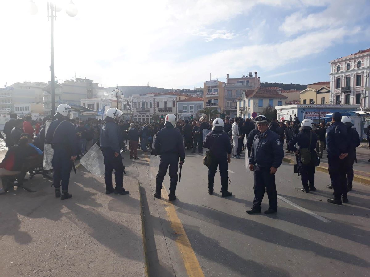 Rohamrendőrök tartóztatják fel a migránsokat Leszboszon – Videónk a helyszínről!