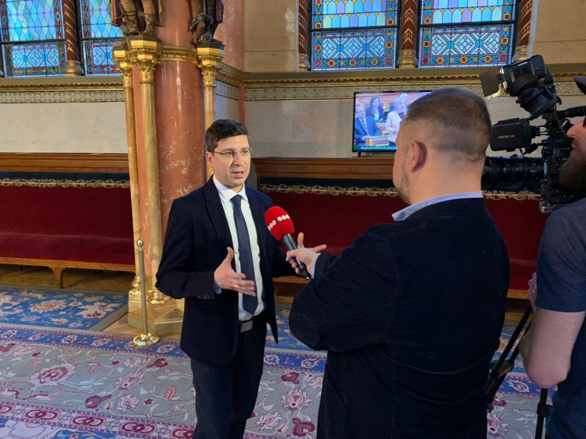 Jobbikos képviselő szembesítette a kormánypártiakat, mi hangzott el a „túlhatalomtörvény” megbeszélésein – Videóval