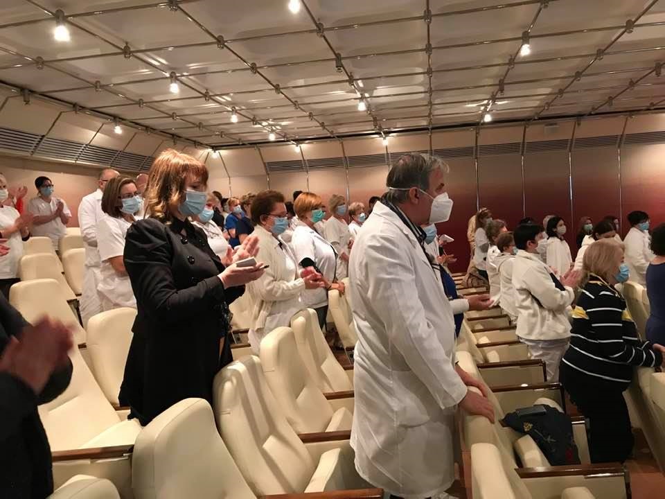Percekig szólt a taps a székesfehérvári kórház kirúgott főigazgatójának