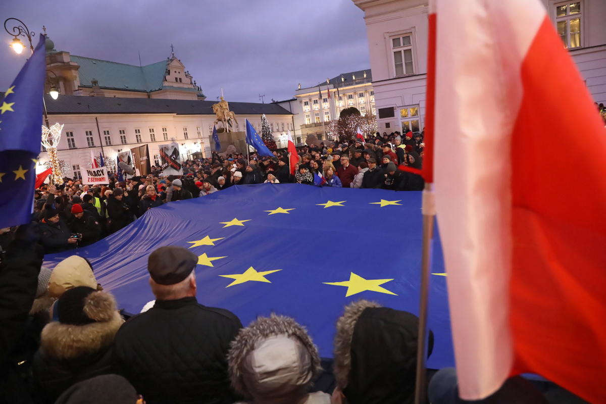 Jogsértési eljárás Lengyelország ellen, szoros megfigyelés alatt a magyar kormány