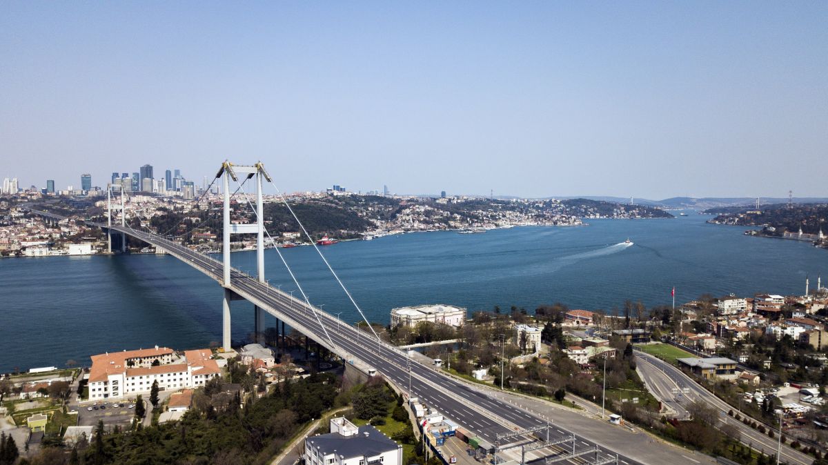 Törökország lezárta a Boszporuszt 