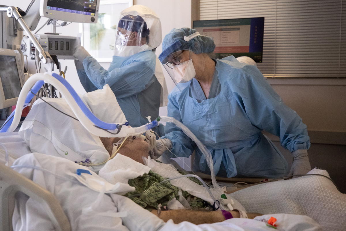 Amerika egyre több helyen kezd kifutni a kórházi ágyakból és orvosokból