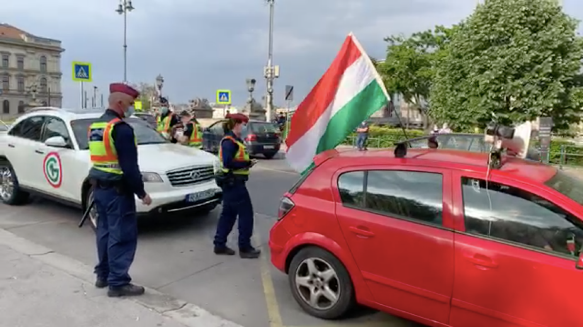 Hadházy Ákos: A magyar kormány rálépett a demokráciából a diktatúrába vezető útra