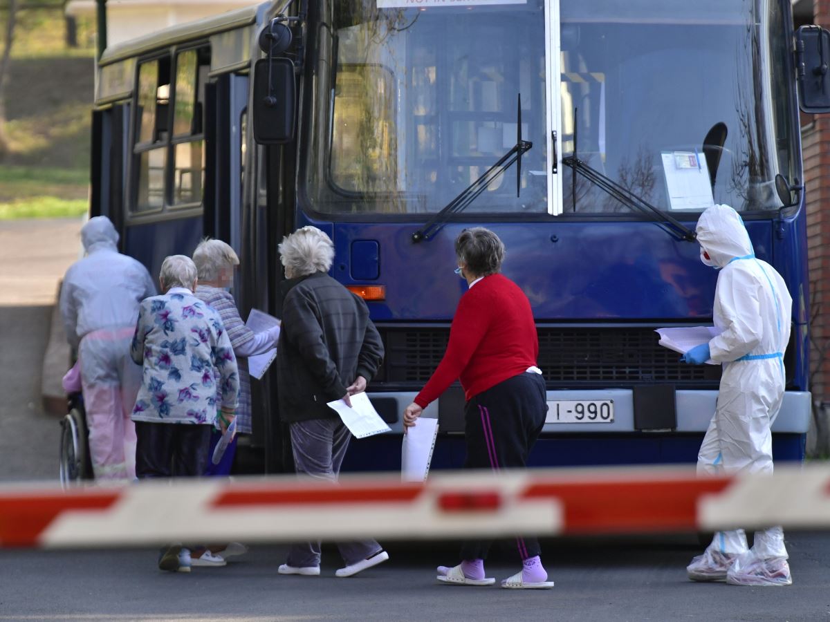 Újabb 56 embert visznek kórházba a Pesti úti idősotthonból