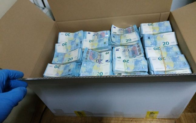 Hat doboznyi pénzt találtak egy üres kamionban – videóval