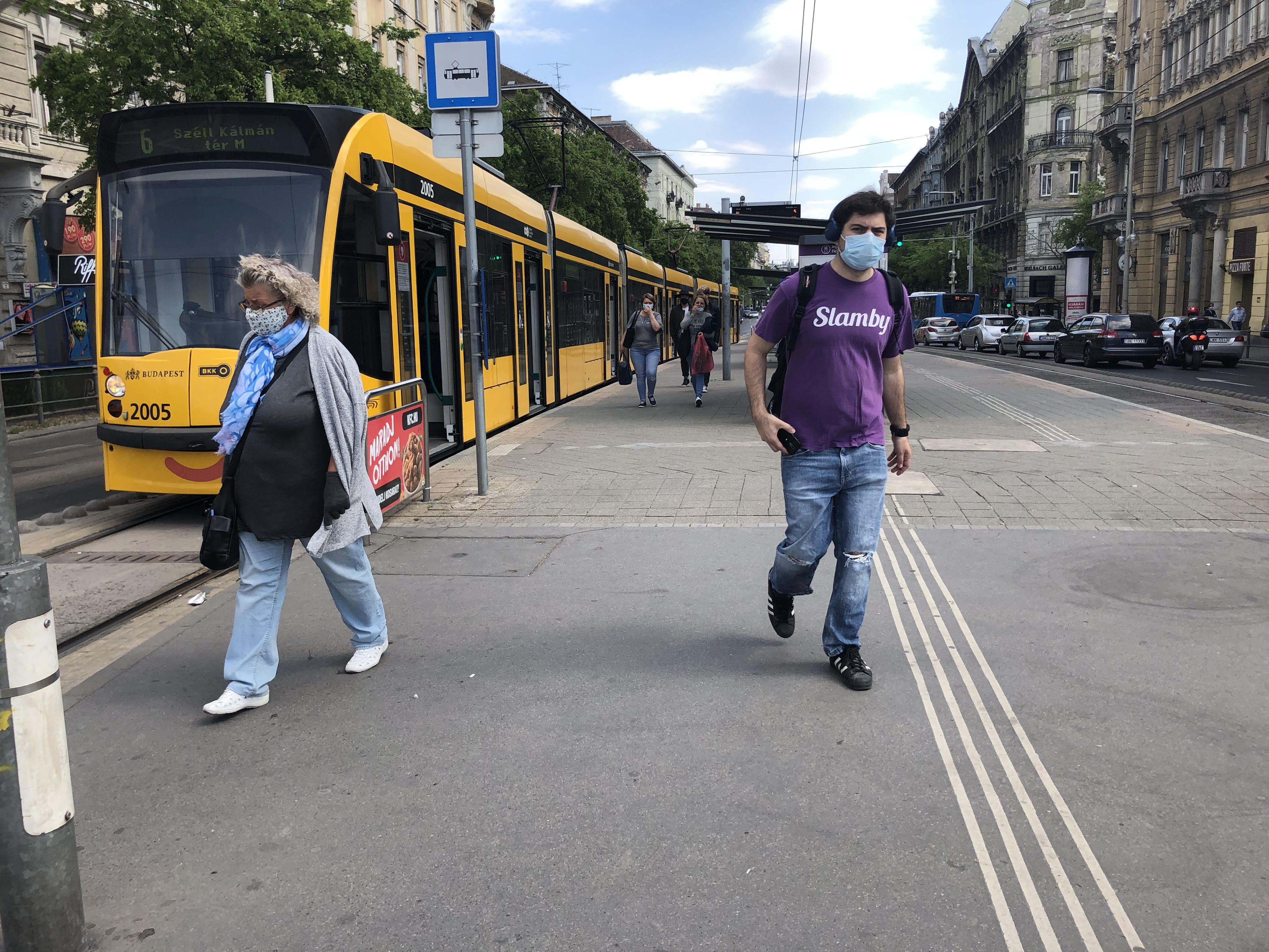 Fegyelmezettek voltak a budapestiek a kötelező maszkviselés első napján