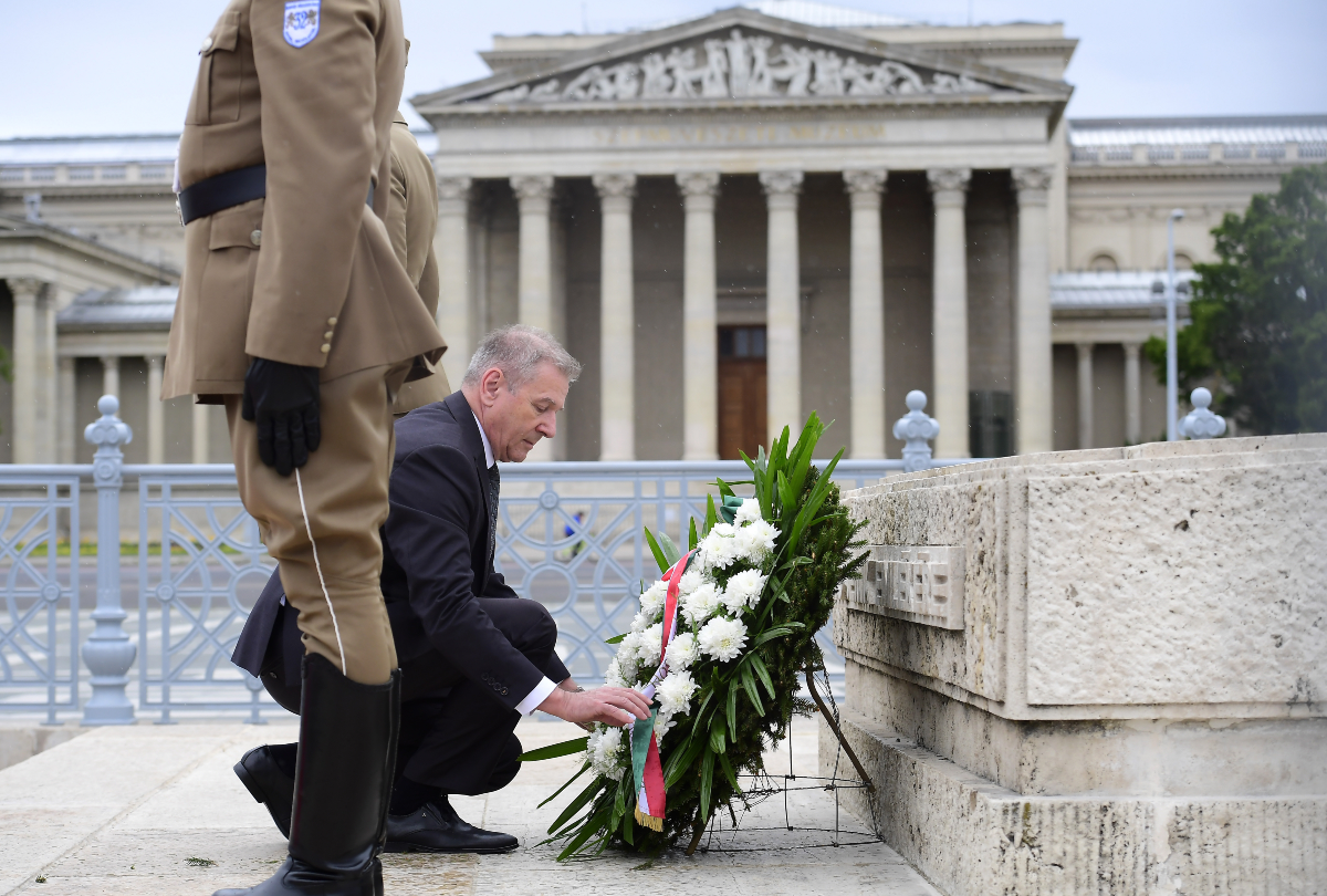 A honvédelmi miniszter megkoszorúzta a Magyar Hősök Emlékkövét