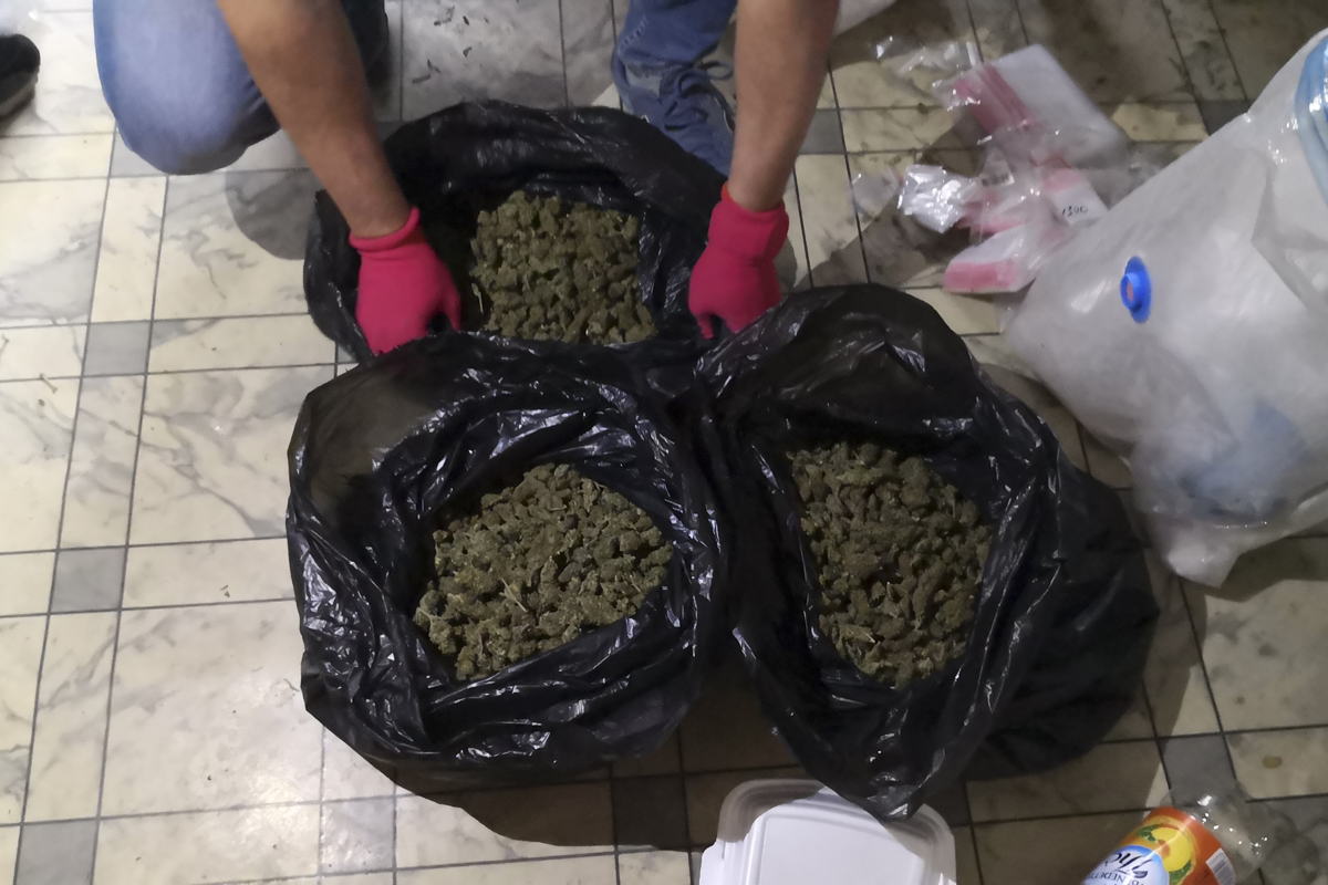 Több kilónyi marihuánát foglaltak le egy nigériai kereskedőtől Budapesten – Videóval