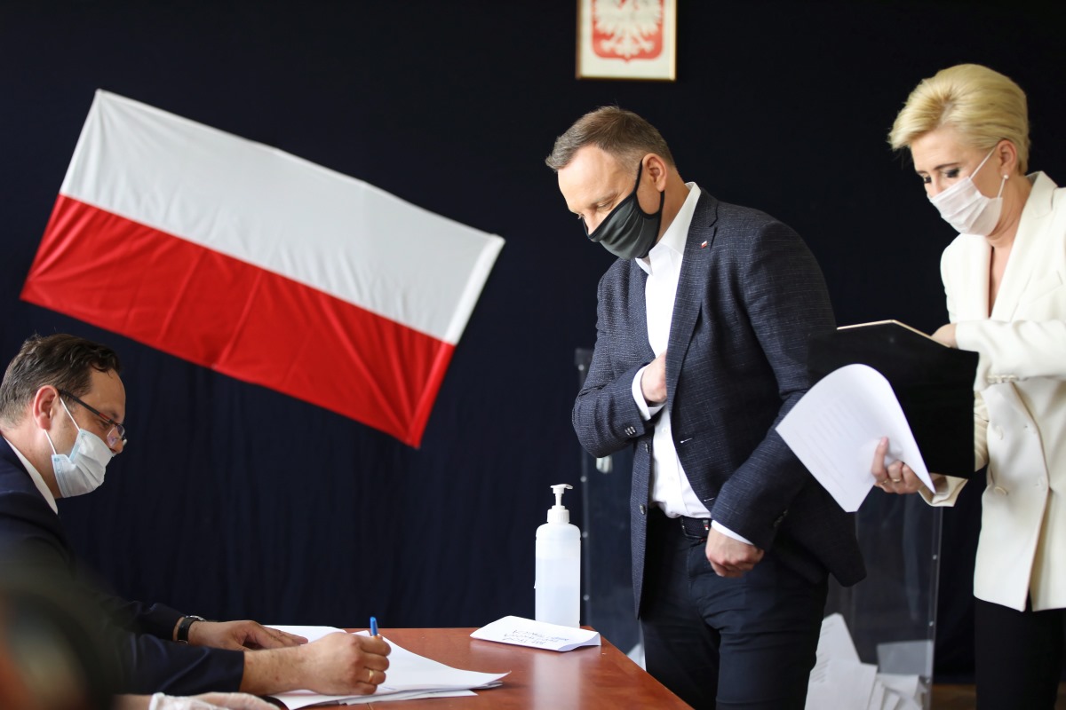 Duda győzött, ám a második forduló dönt Lengyelországban