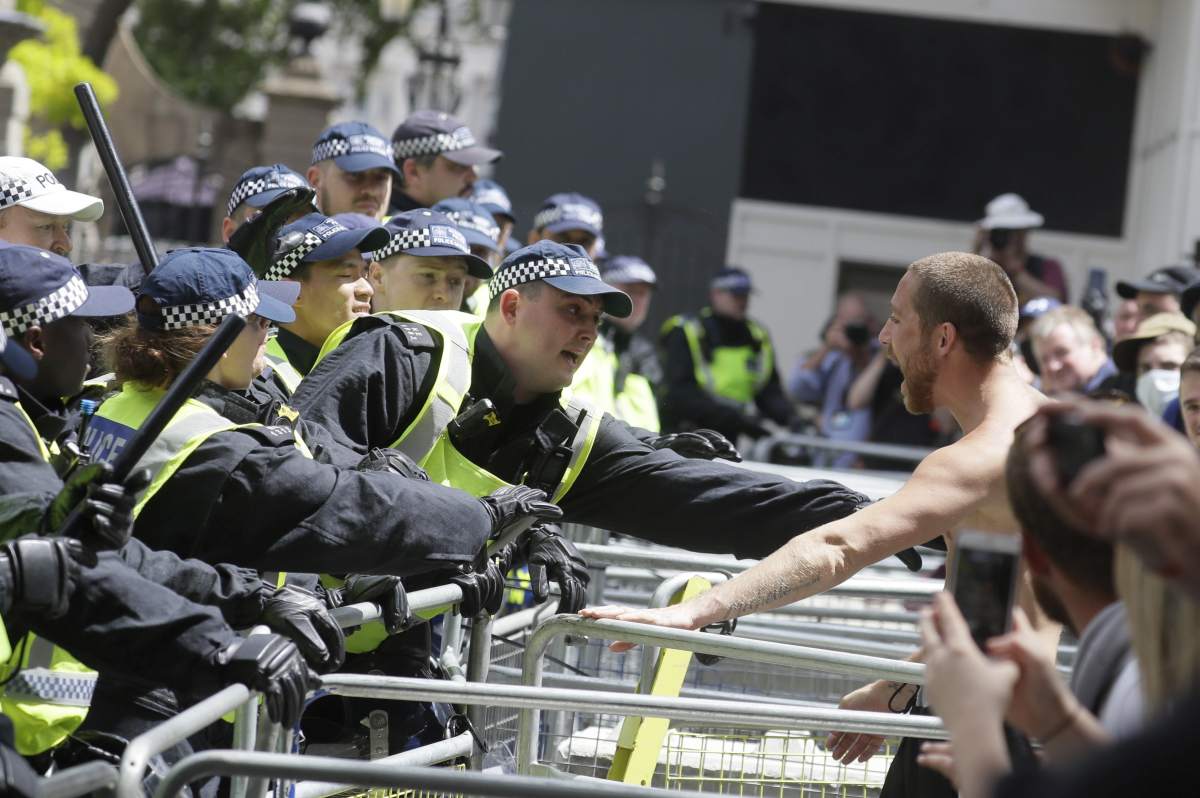 Rendőrökkel és egymással is összecsaptak a tüntetők és ellentüntetők Nagy-Britanniában