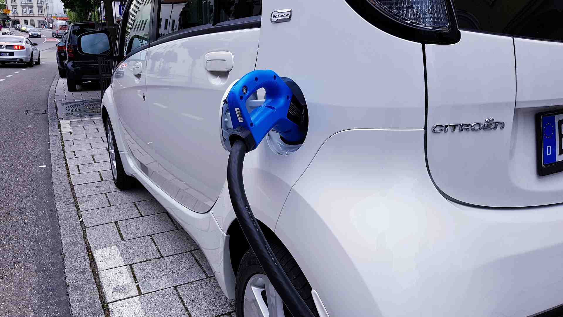 Nagy-Britanniában 2030-tól megtiltják az új benzin- és dízelüzemű autók értékesítését