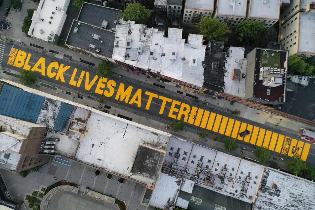 New Yorkban a polgármester is segített BLM-feliratot mázolni az úttesten Trump lakása elé