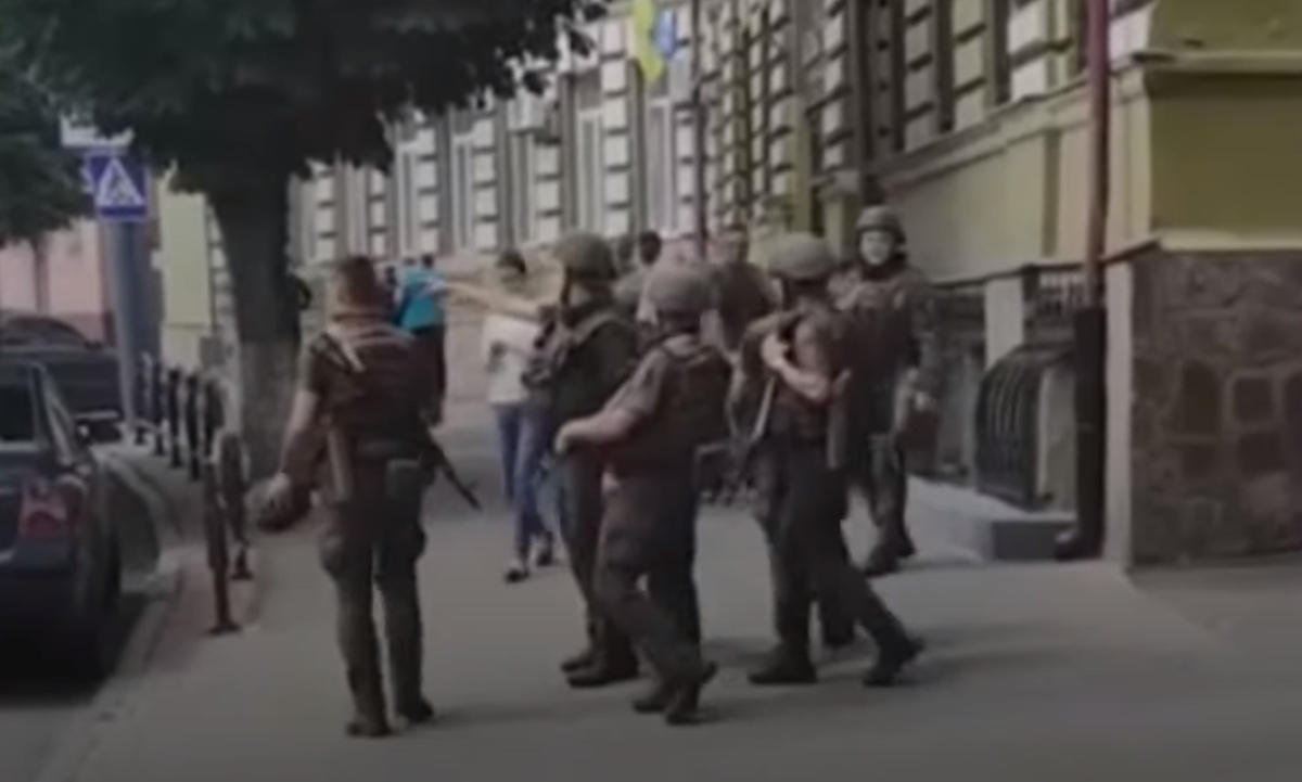 Órák óta túszokat tart fogva Ukrajnában egy korábban elmezavarral kezelt férfi