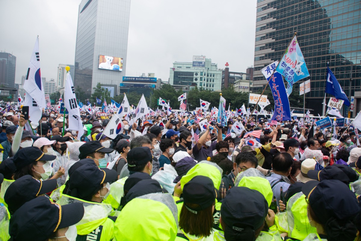 Egyre dühösebbek a dél-koreaiak a fertőzést terjesztő vallási szekták miatt