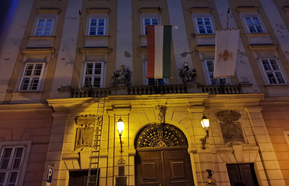 Novák Előd letépte a budapesti Városházáról a szivárványos zászlót