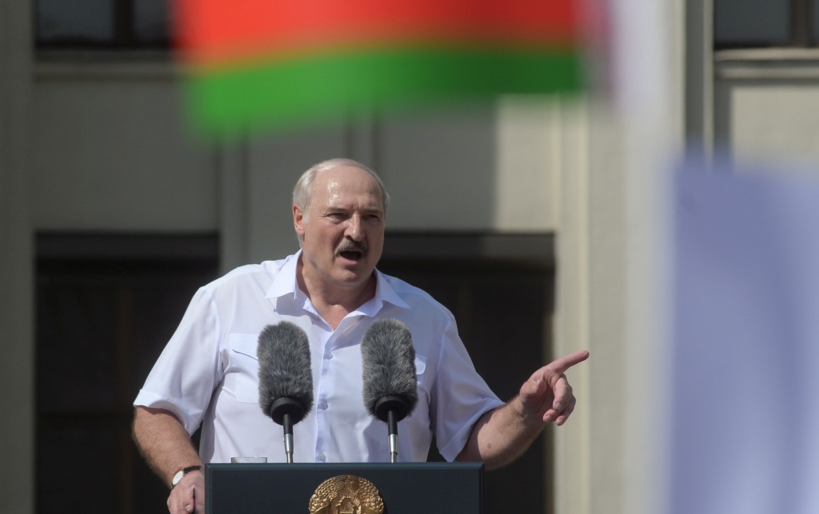 Gépfegyverrel a kezében érkezett meg Minszkbe Lukasenka – videóval