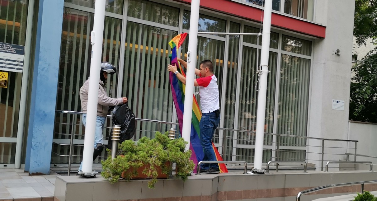 Újbuda önkormányzatának épületéről is leszedte Novák Előd a szivárványos zászlót