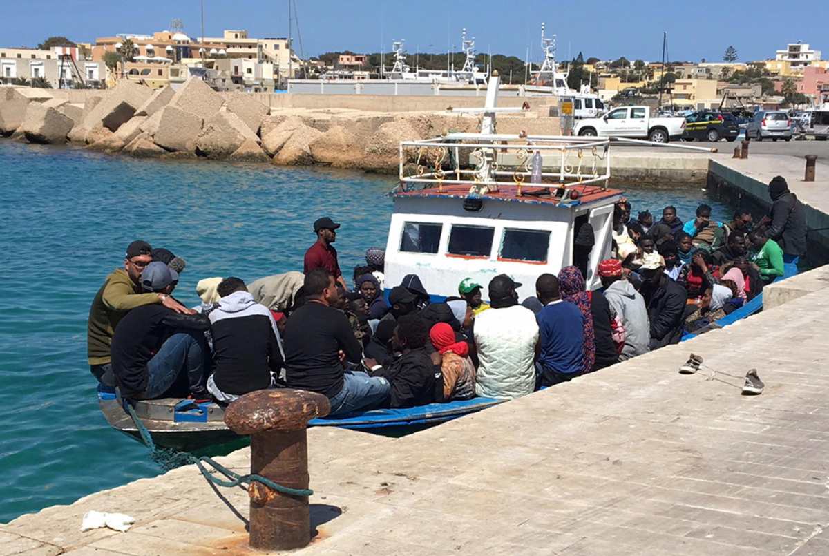 Az olasz partoknál kigyulladt egy migránsokat szállító hajó, többen meghaltak