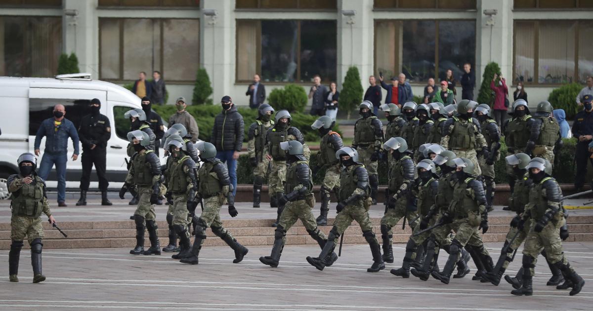 Rendőröket futamítottak meg a tüntetők Minszkben