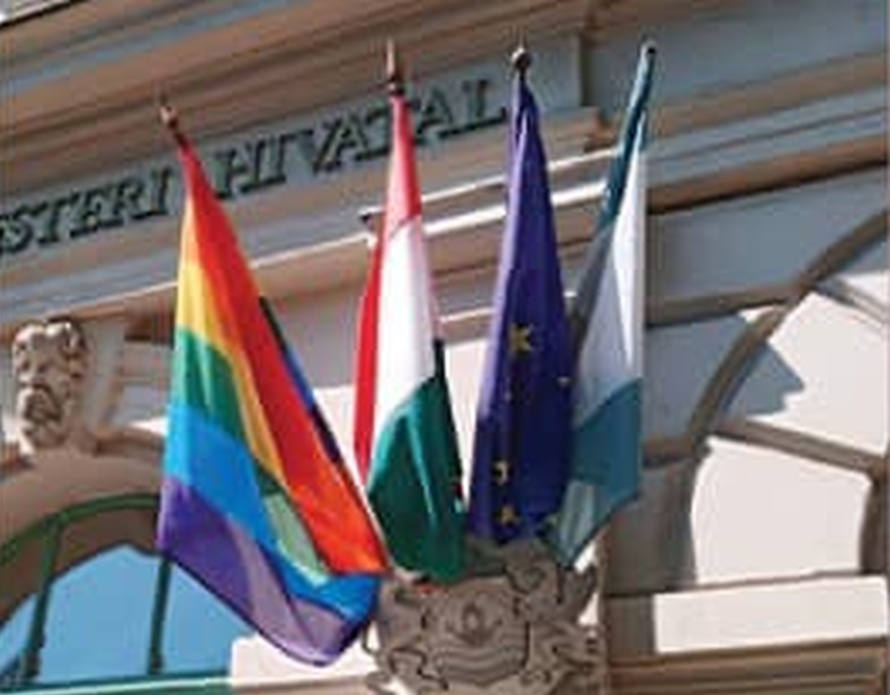 Megtaposták és meggyújtották a ferencvárosi városházára kirakott szivárványos zászlót