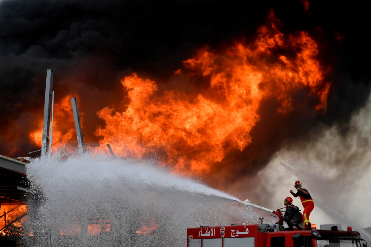 Megint tombol a tűz a bejrúti kikötőben – Videókkal