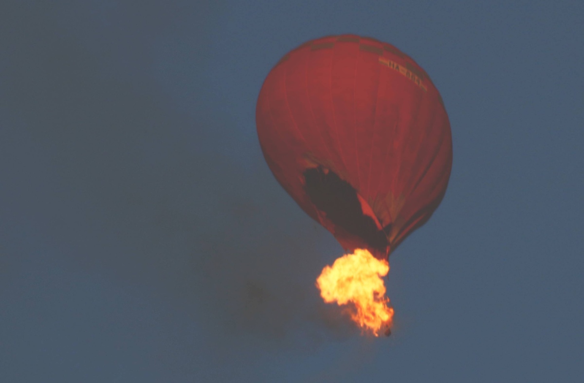 Kiugrott az égő hőlégballon parancsnoka, az utasát magára hagyta
