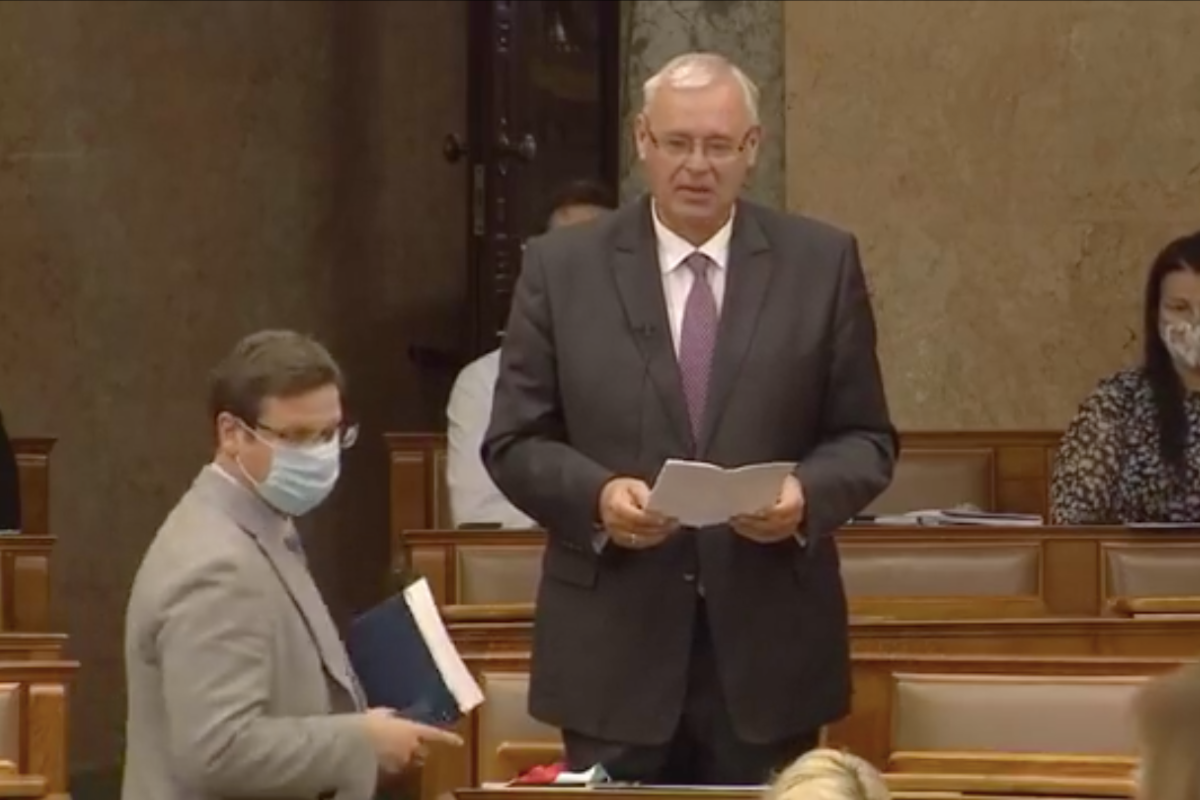 Gulyás Gergely csak addig viseli a maszkot az Országgyűlésben, amíg azt hiszi, hogy veszik a kamerák – Videóval!