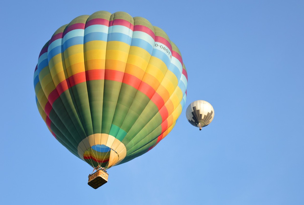 Kigyulladt és lezuhant egy hőlégballon Vál közelében (Frissítve: Egy ember meghalt)