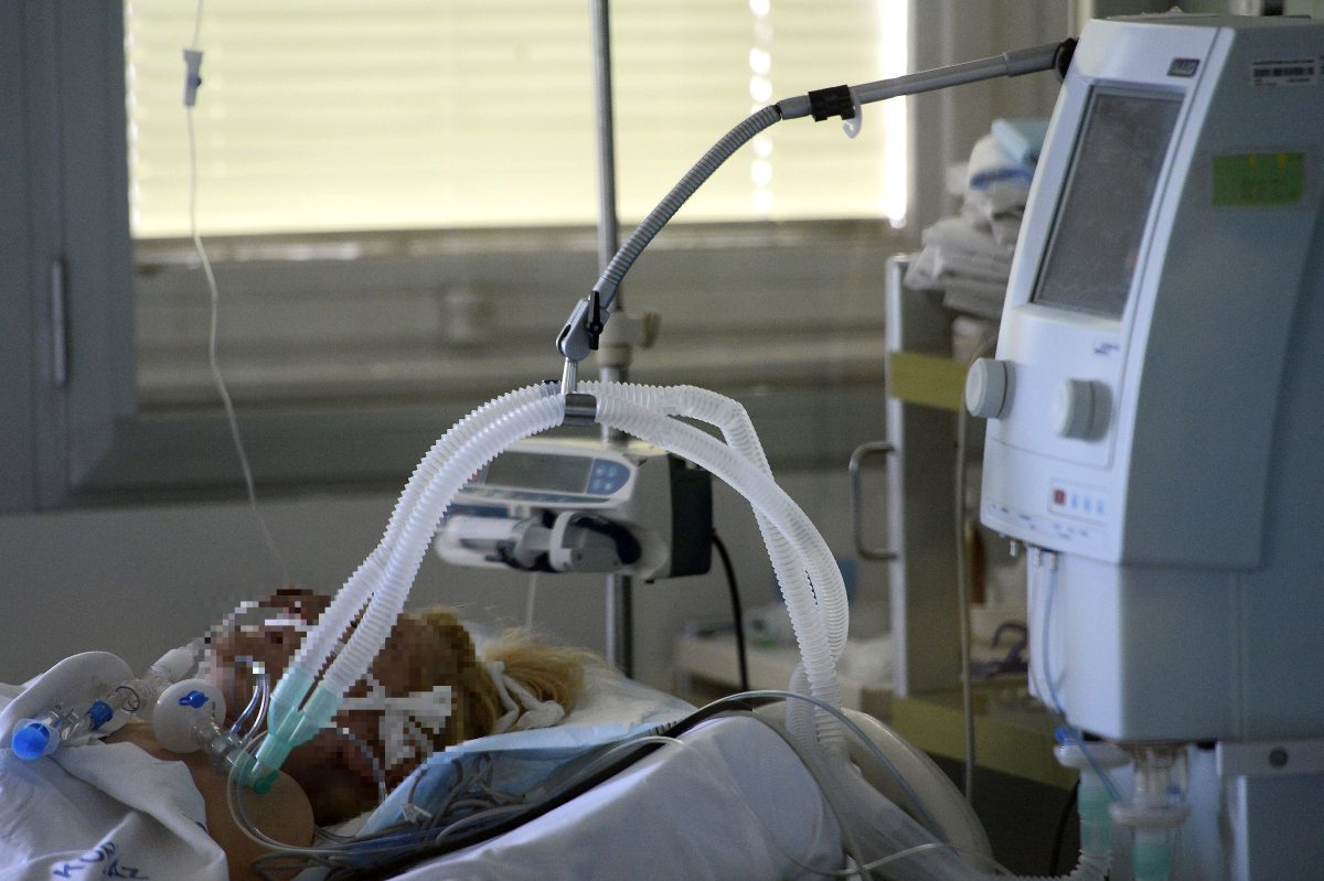 Egyre jobban telnek meg a kórházak Közép- és Kelet-európában a járvány miatt