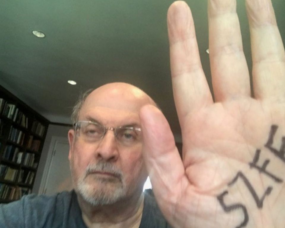 Salman Rushdie brit író is kiállt az SZFE mellett
