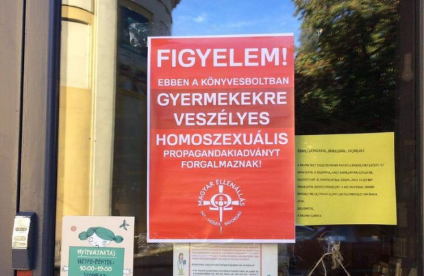 Megfélemlítésként is értelmezhető plakátokkal stigmatizálják a Meseországot áruló könyvesboltokat