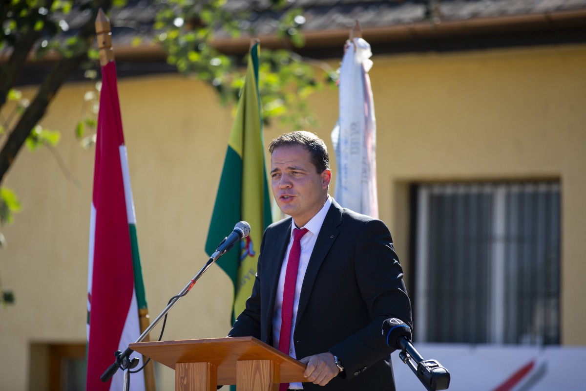 A fideszes képviselő Orbán Viktornál járta ki a pályázatot, majd nyert is rajta a családja