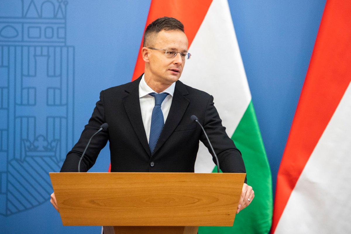 Szijjártó a belga biztosnak: „Kérlek, fejezzed be a lengyelek és magyarok lenézését, sértegetését!”