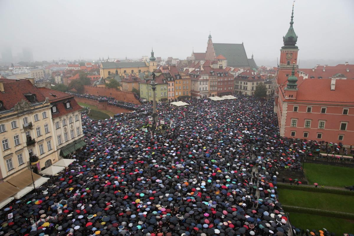Varsóban tüntettek a beteg magzatok művi vetélését tiltó alkotmánybírósági döntés ellen