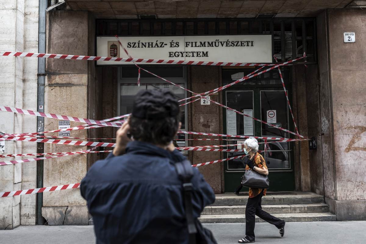 Vége a blokádnak? Szarka Gábor bezáratja az SZFE épületeit
