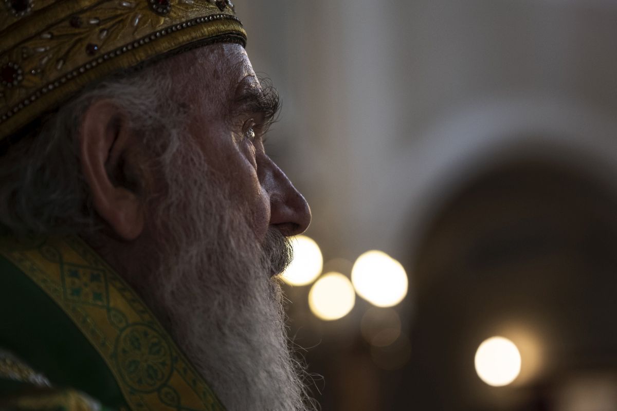 Tömegesen csókolták meg a koronavírus miatt elhunyt szerb egyházfő koporsóját
