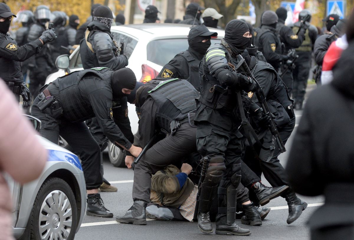 Éles lövésekkel oszlatott a rendőrség Minszkben
