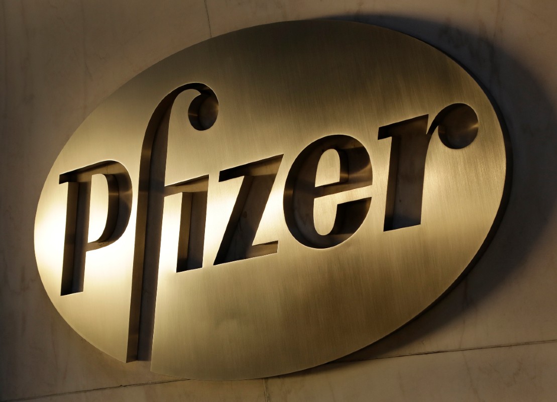 Bejelentette a Pfizer, megkezdik az omikron elleni vakcina klinikai tesztelését