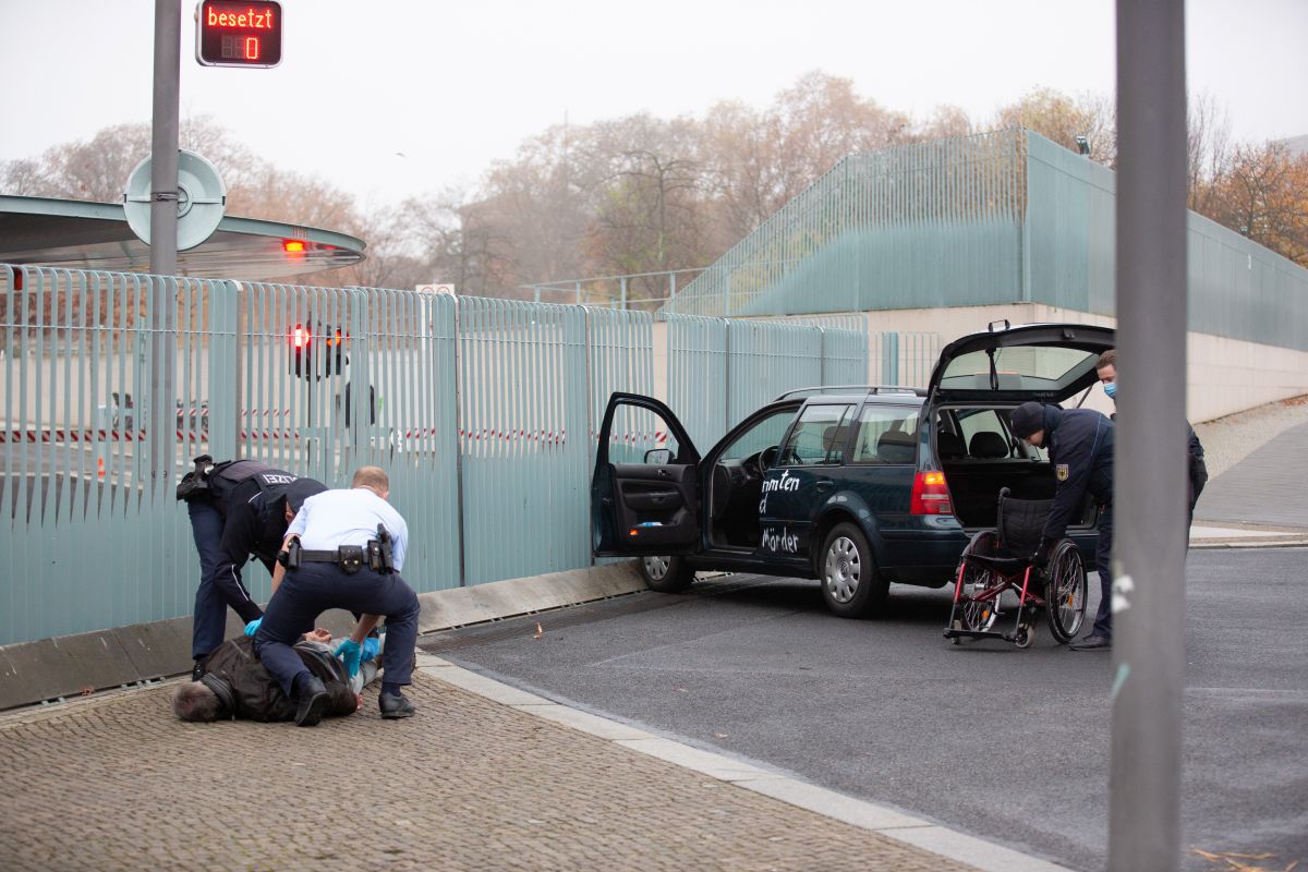 „Átkozott gyermek-, és idősgyilkosok” feliratú autóval hajtottak neki a berlini kancellári hivatal kapujának