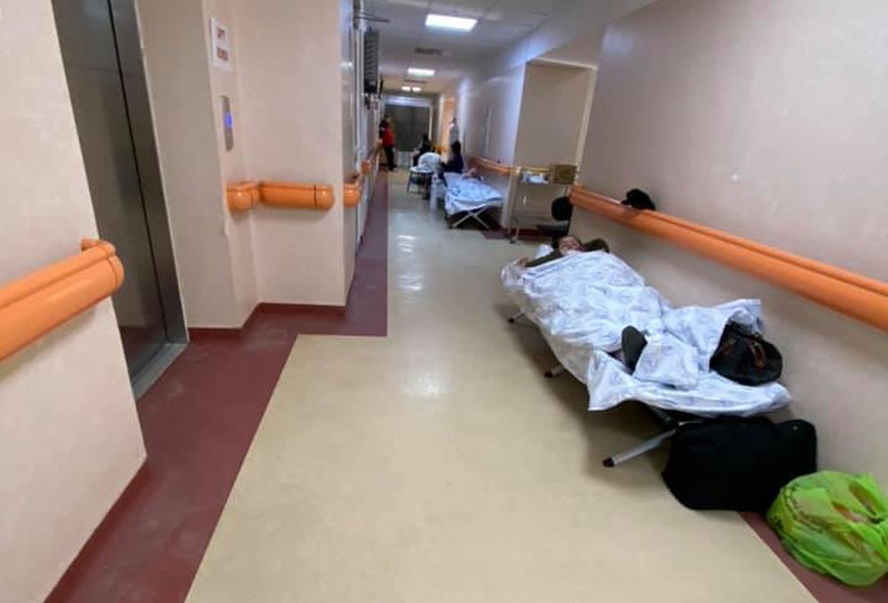 Bukarestben már a kórházi folyosón ápolják a koronavírusos betegeket