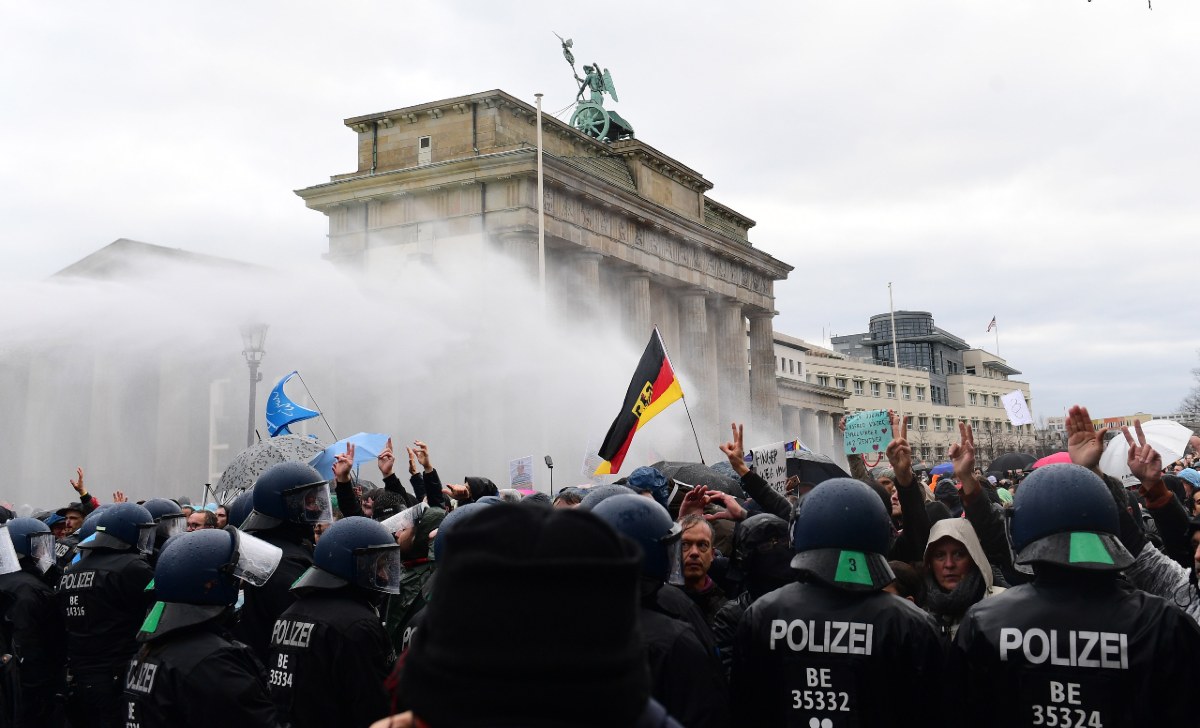 Forrnak az indulatok Berlinben: Hitlerhez hasonlítják Merkelt a „felhatalmazási törvény” miatt