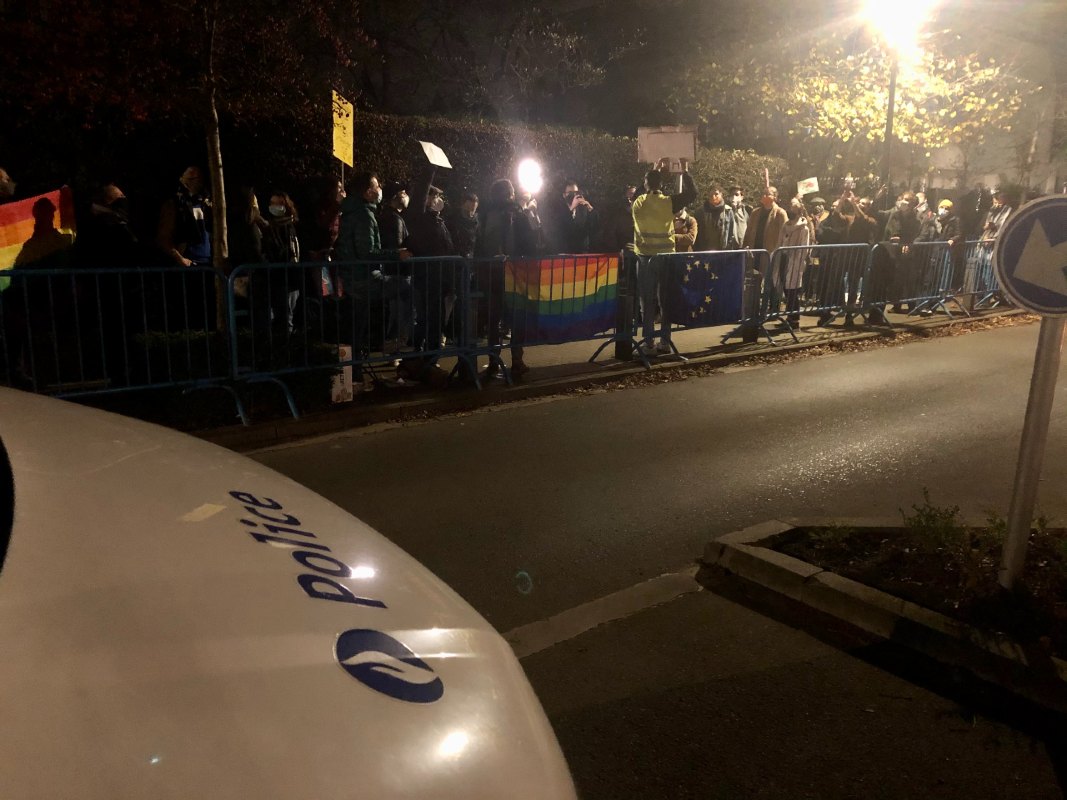 A brüsszeli magyar nagykövetség előtt tüntettek az LGBTI-jogokért