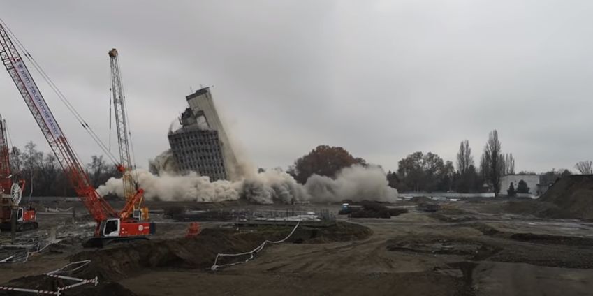 Felrobbantották a Vituki toronyházat, stadion épül a helyén – videóval