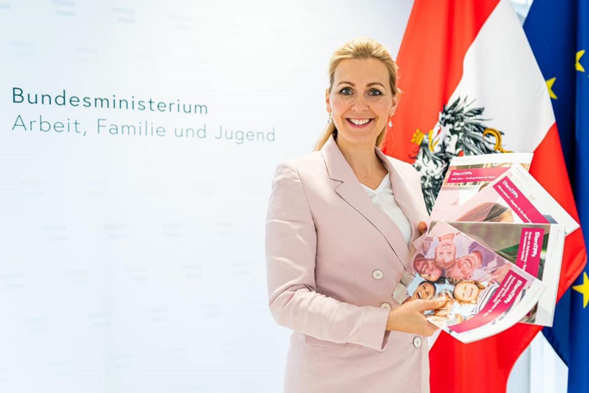 Plágiumbotrány miatt lemondott az osztrák család- és munkaügyi miniszter