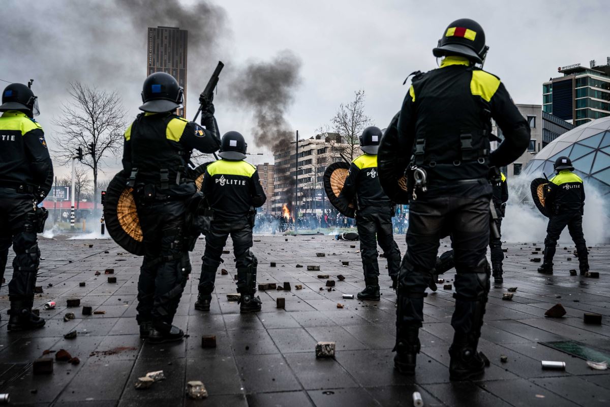 Negyedik napja tart az „unatkozó kamaszok” lázadása Hollandiában a kijárási tilalom miatt