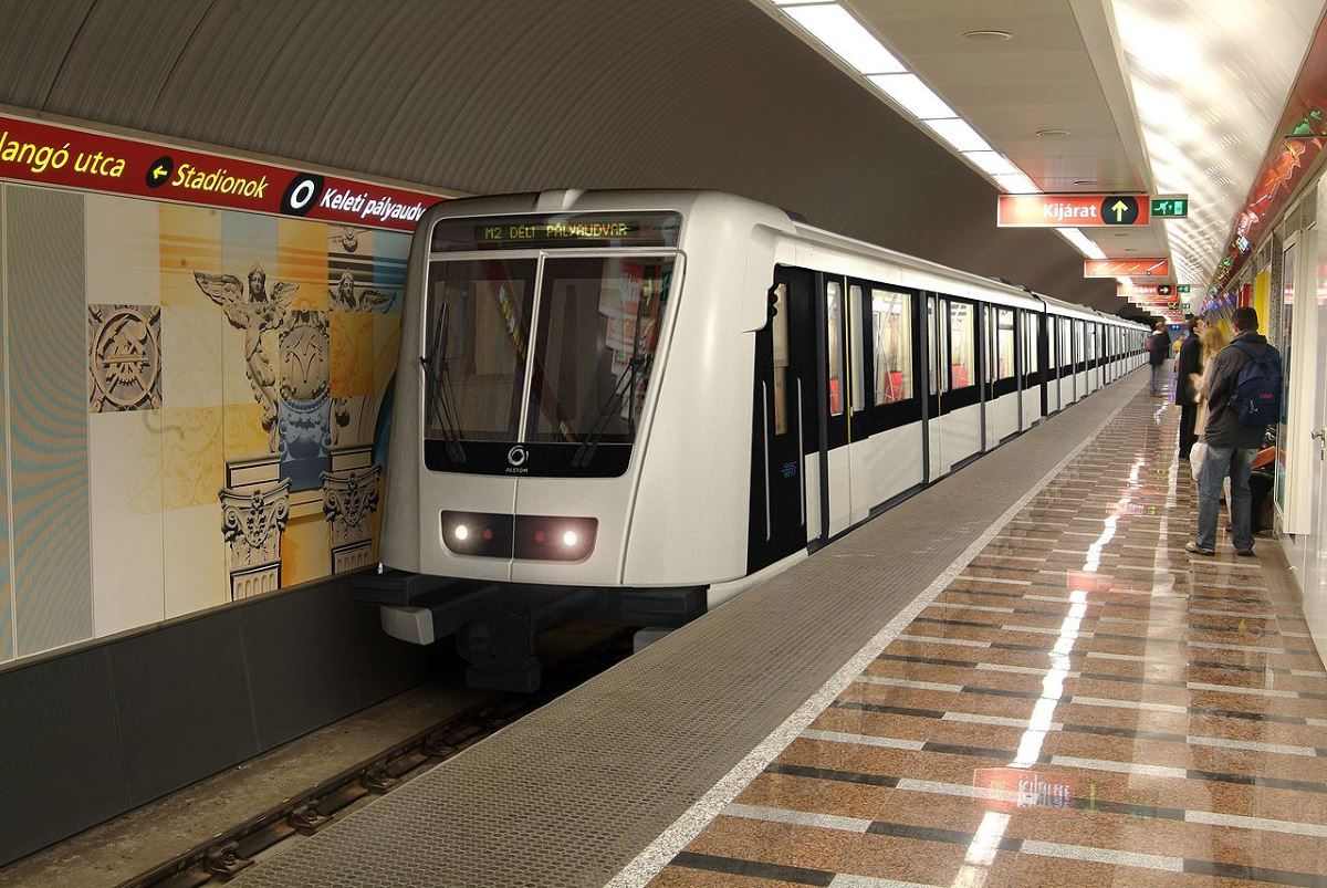 Nem járt a 2-es metró a Deák Ferenc tér és az Örs vezér tere között, mert egy férfi öngyilkosságot kísérelt meg