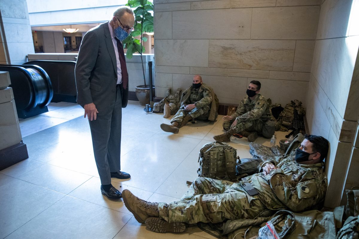 Elnézést kért Biden elnök, amiért sok katonának parkolókban kellett aludnia